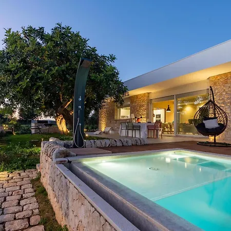 Ambra Villa *